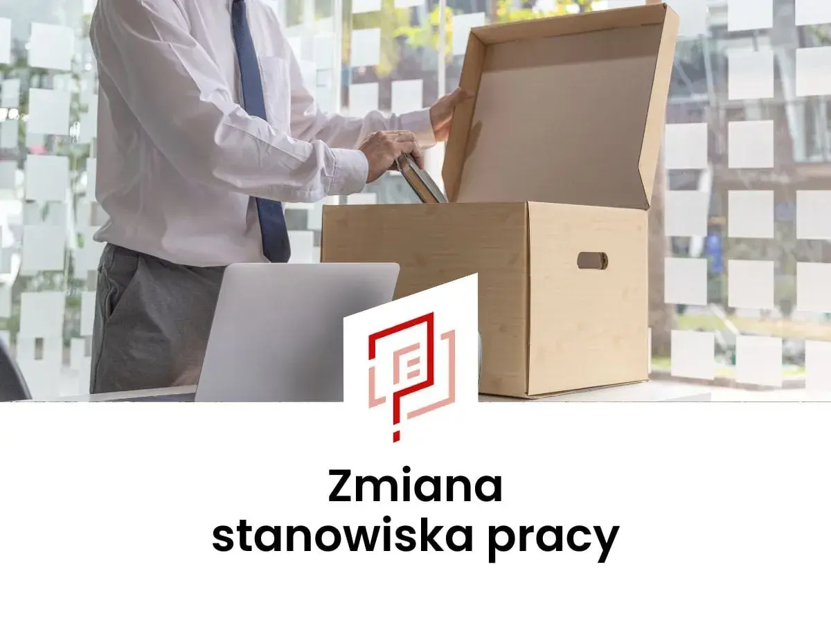 Pracownik pakuje rzeczy do kartonu, co symbolizuje zmianę stanowiska pracy na prośbę pracownika.