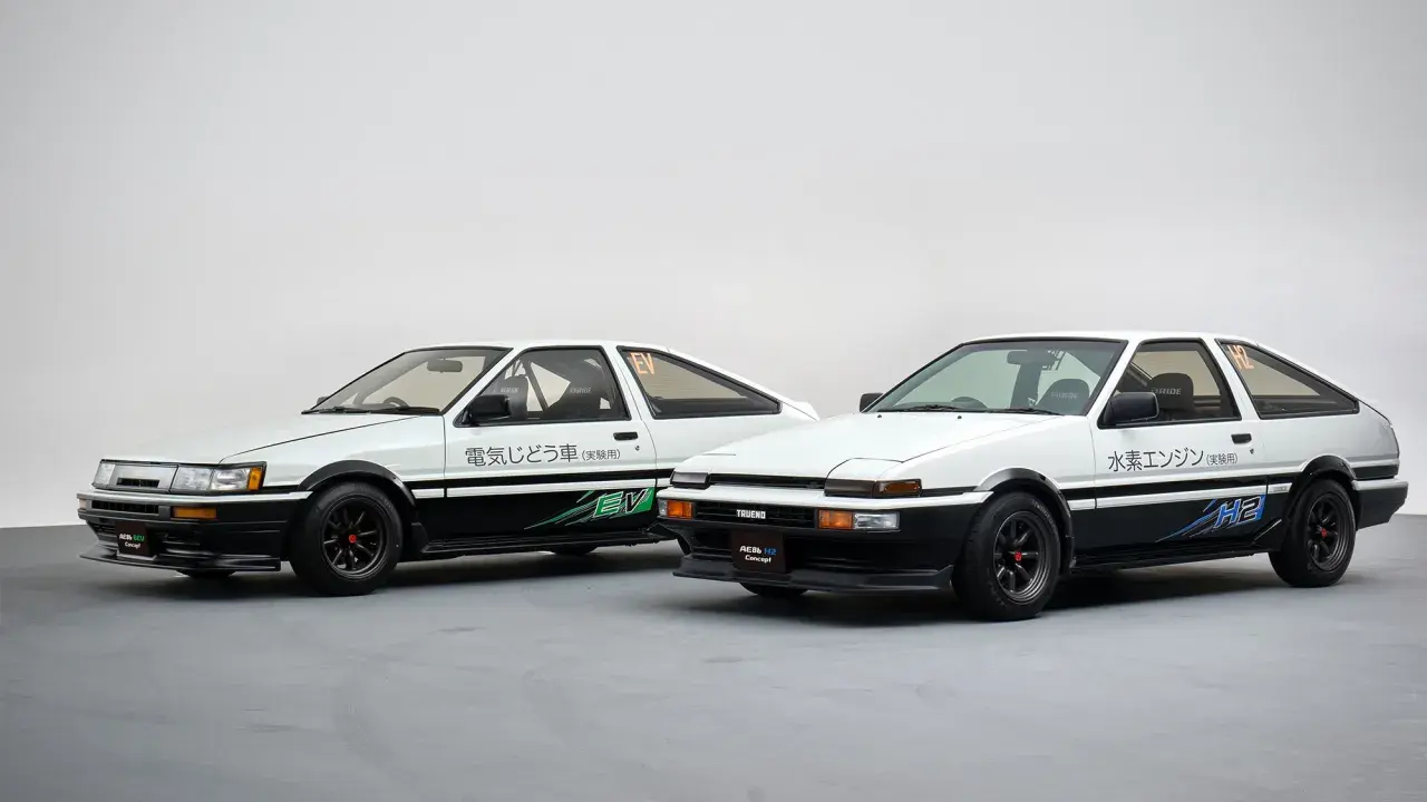 Dwa białe coupe ae86: jeden z napędem elektrycznym (EV), drugi z silnikiem wodorowym (H2).