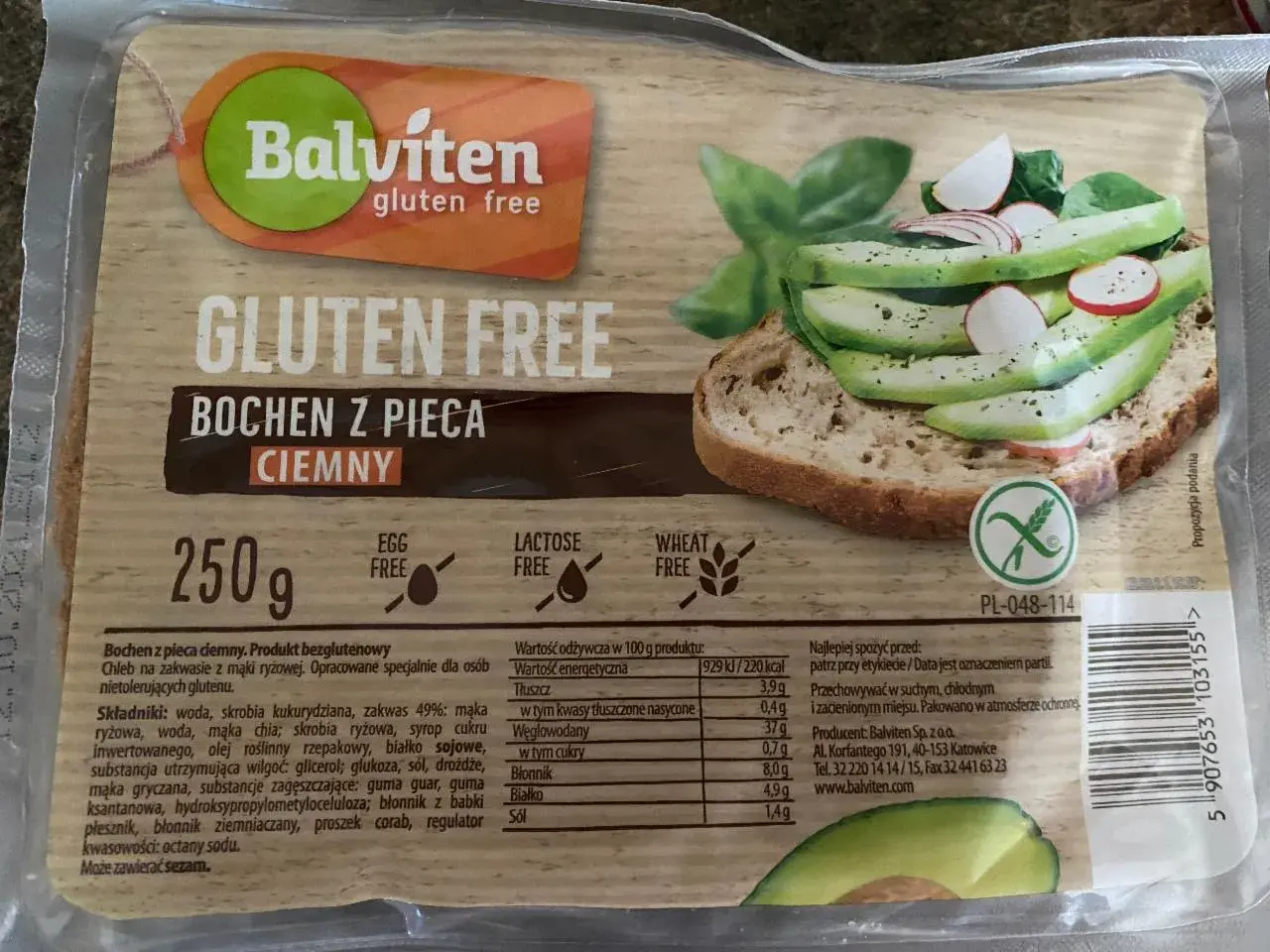 Chleb bezglutenowy Balviten ciemny z awokado i rzodkiewką na kromce.