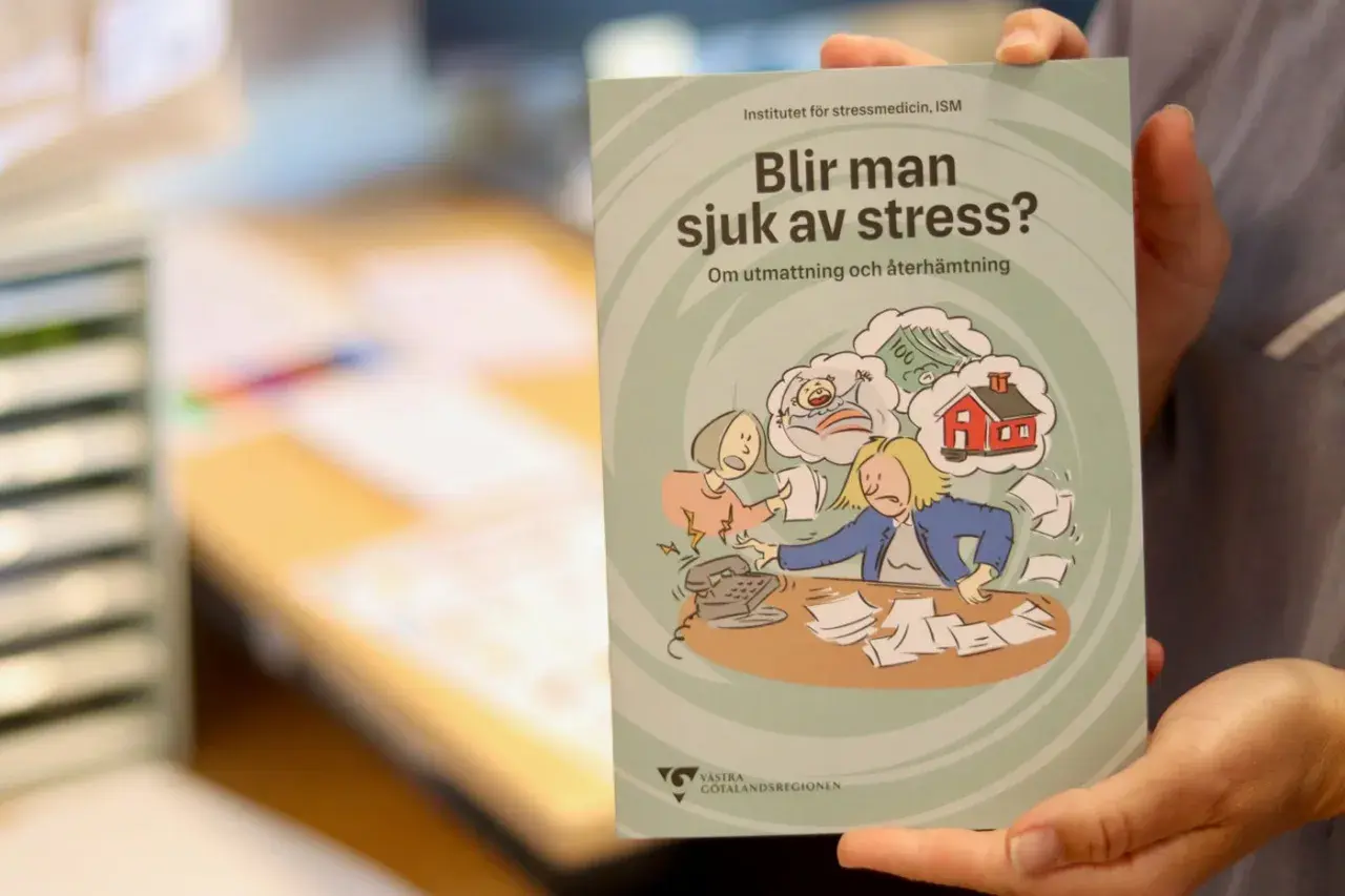 En bok om att bli sjuk av stress och hur livet efter utmattningssyndrom kan se ut. Illustrationen visar en person överväldigad av tankar på barn, hus och pengar.