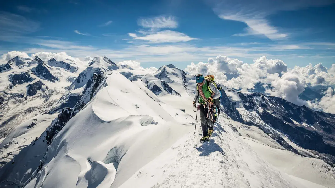 Bergsteiger auf einem schneebedeckten Grat, die Aussicht ist wie eine spaghetti runde.