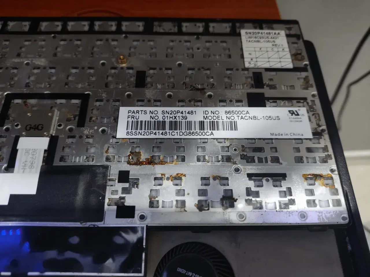 Beschädigte Lenovo Tastatur, Modell TACNBL-105US. Rostige Stellen deuten auf Wasserschaden hin, daher geht die Lenovo Tastatur nicht.