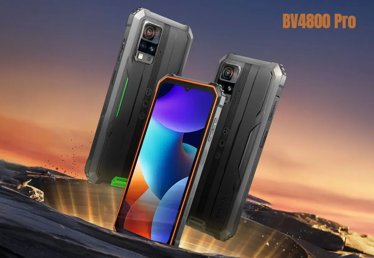 Dwa wytrzymałe telefony Blackview BV4800 Pro na tle zachodzącego słońca. Firma Blackview słynie z produkcji solidnych smartfonów.