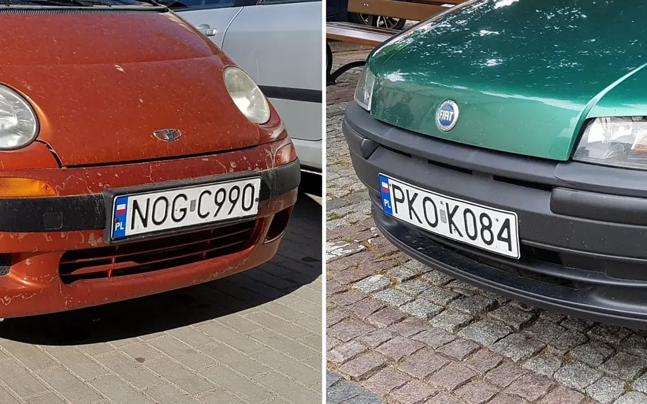 Dwa samochody, jeden czerwony z tablicą NOG C990, drugi zielony z tablicą PKO K084. Rejestracja WF na obu autach.