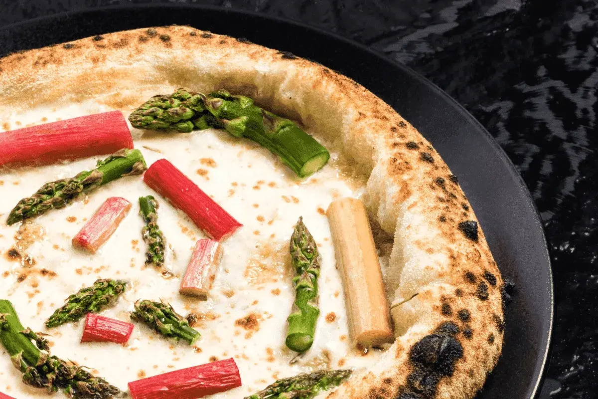 Pizza z kremowym fior di latte, szparagami i rabarbarem.