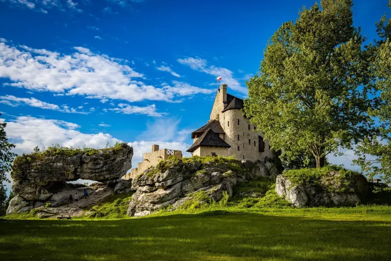 Zamek Bobolice na skale, idealne miejsce na zwiedzanie. Sprawdź cennik i zaplanuj wycieczkę!