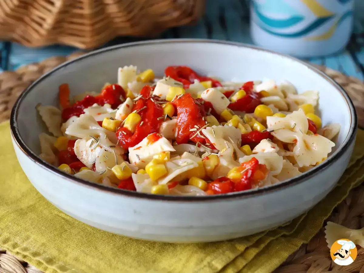 En härlig pastasallad med fjärilspasta, majs och paprika, perfekt som en lätt lunch eller middag. En god sås till pastasallad gör den extra god.
