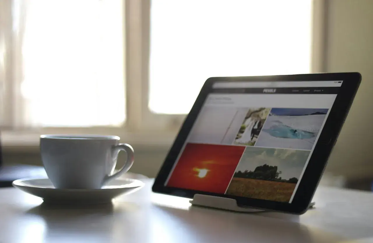 Poranna kawa i tablet z rankingiem tabletów do 1500 zł. Idealny zestaw do planowania zakupów.
