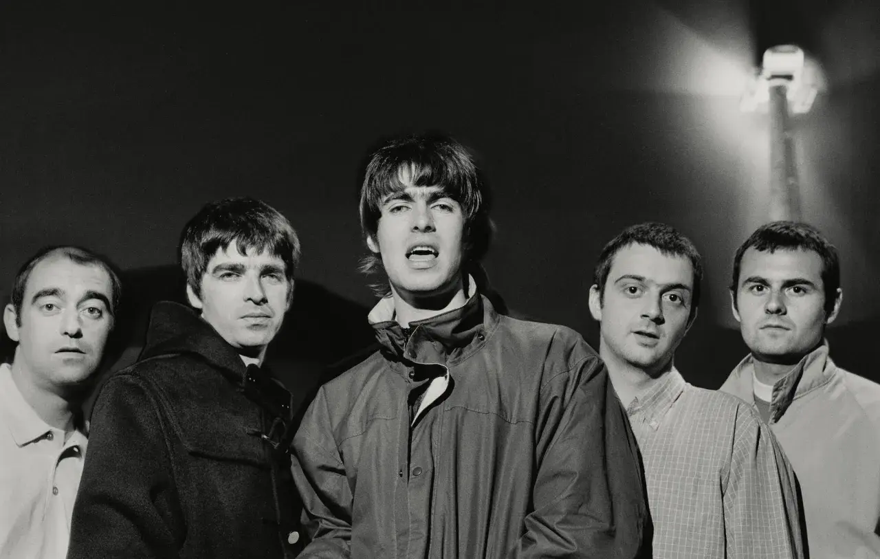Oto lista zespołów rockowych zagranicznych alfabetycznie: Oasis, Blur, Radiohead. Pięciu mężczyzn na zdjęciu to członkowie zespołu Oasis.