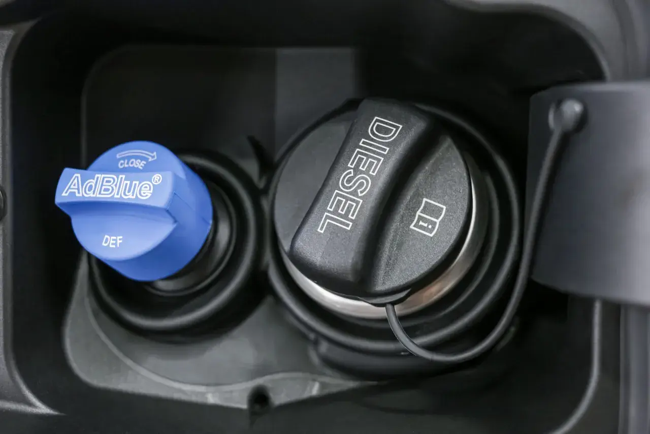 Bouchons de réservoir diesel et AdBlue. Attention, l'AdBlue est corrosif et peut endommager les surfaces.