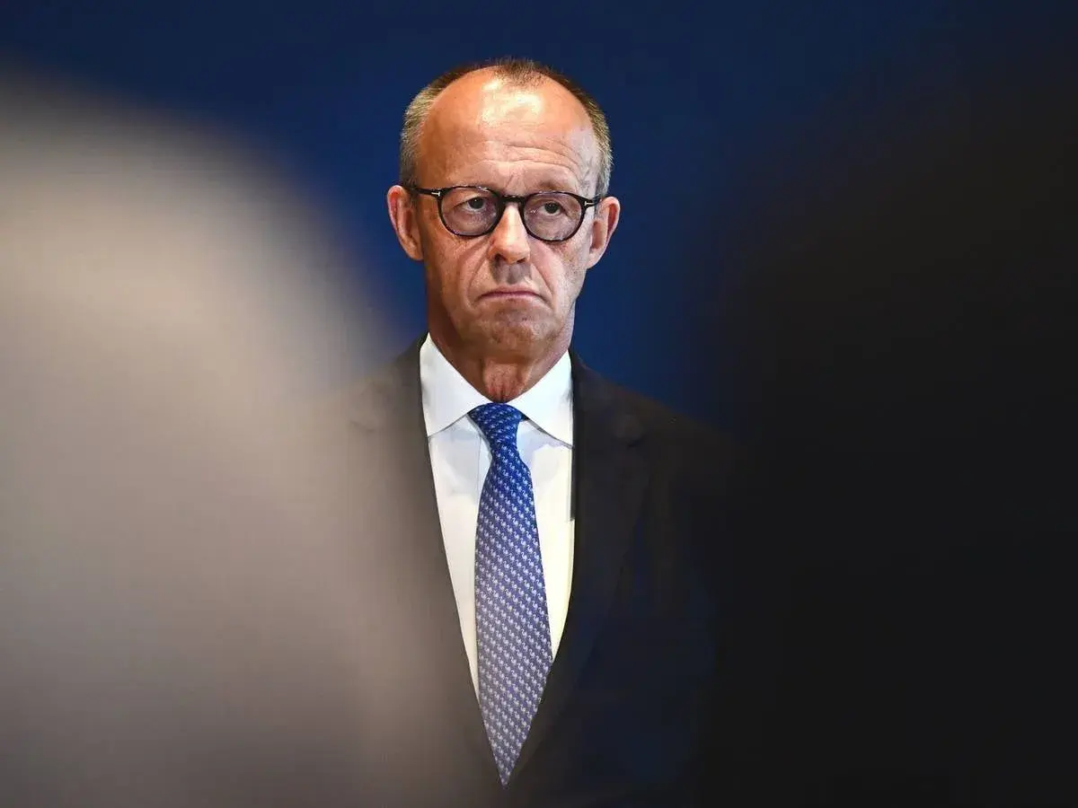 Max Adenauer, mit Brille und Krawatte, blickt nachdenklich in die Ferne.