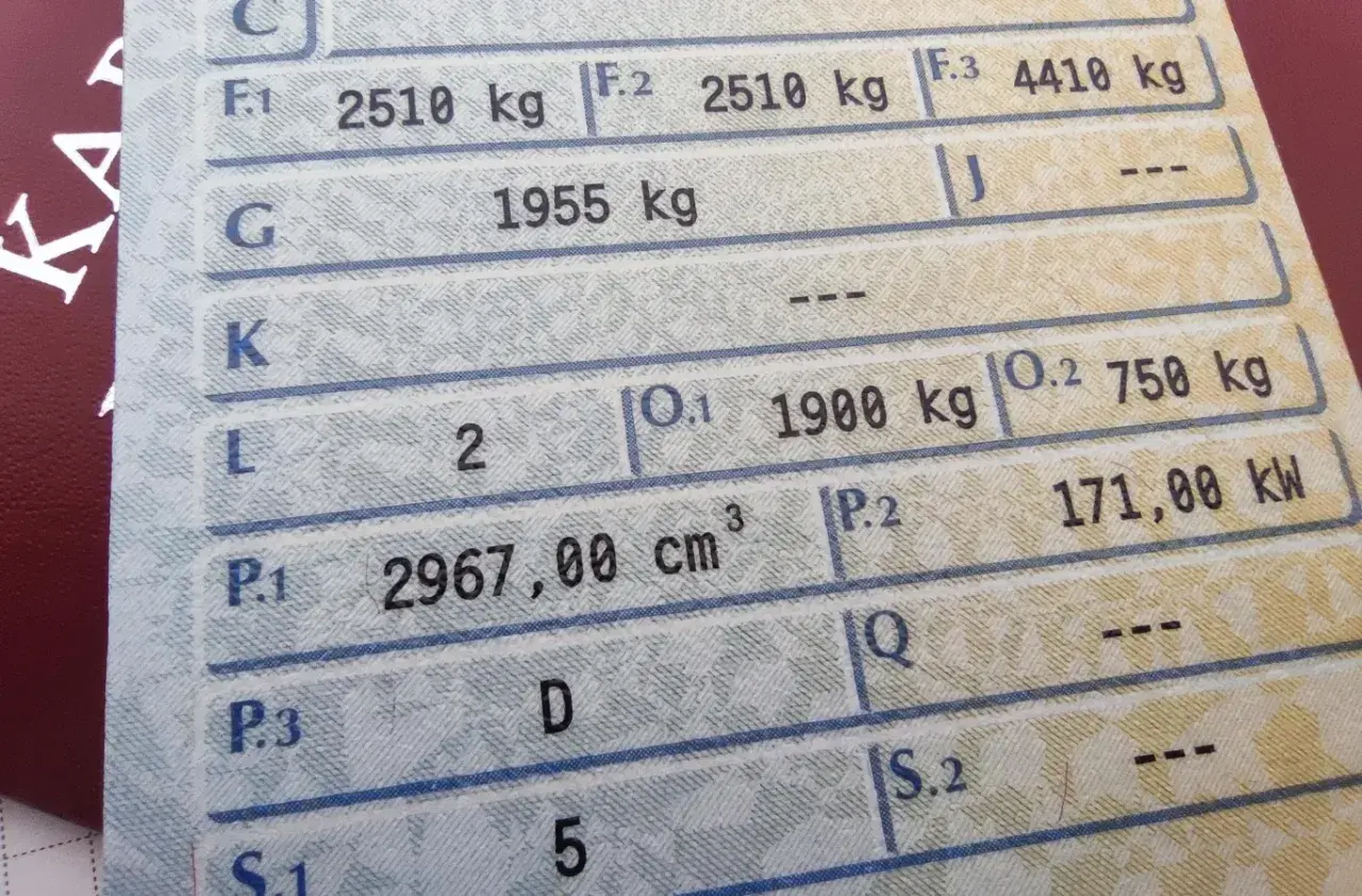 Masa własna w dowodzie rejestracyjnym: 1955 kg. Widoczne też inne dane techniczne pojazdu.