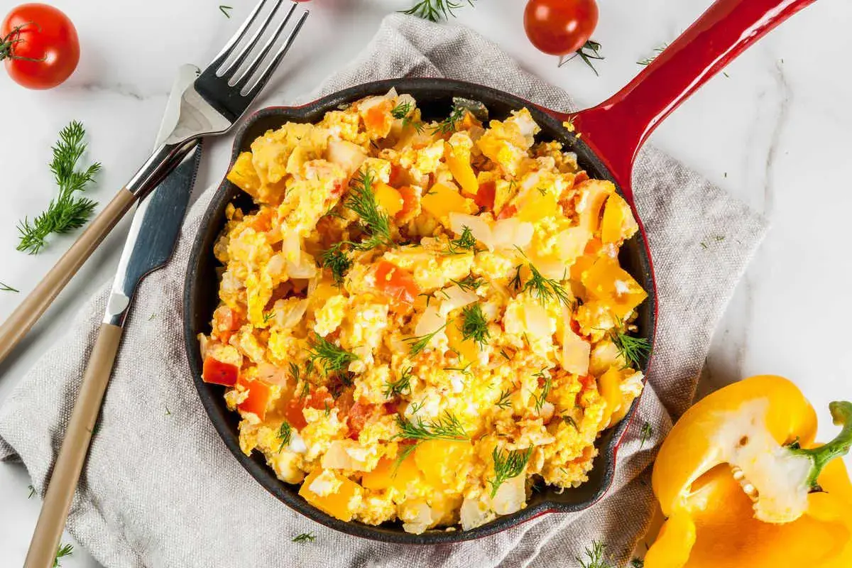 Uova strapazzate con peperoni e cipolle, un classico per la colazione o un pasto veloce. Questa peperoni e uova ricetta abruzzese è semplice e gustosa.