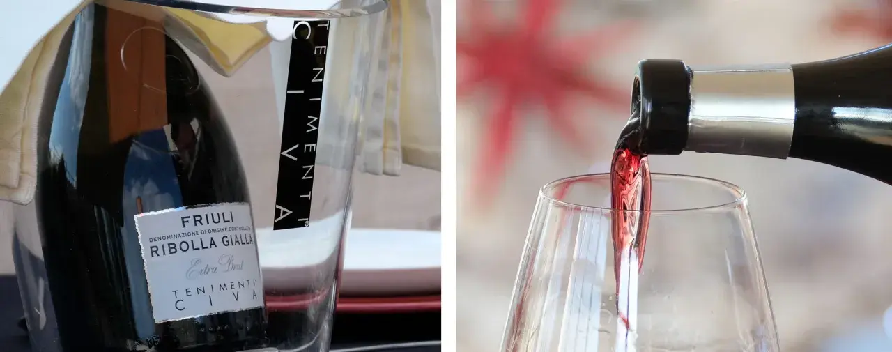 Un bicchiere si riempie di vino rosso, mostrando come si versa il vino. A sinistra, una bottiglia di Ribolla Gialla è in un secchiello.