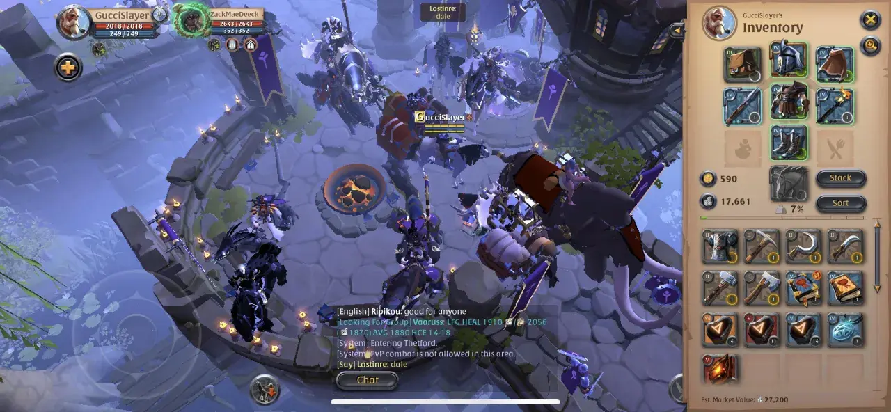 Gracze w Albion Online na Androidzie walczą w miejskiej scenerii. Widoczny jest ekwipunek postaci GucciSlayer.