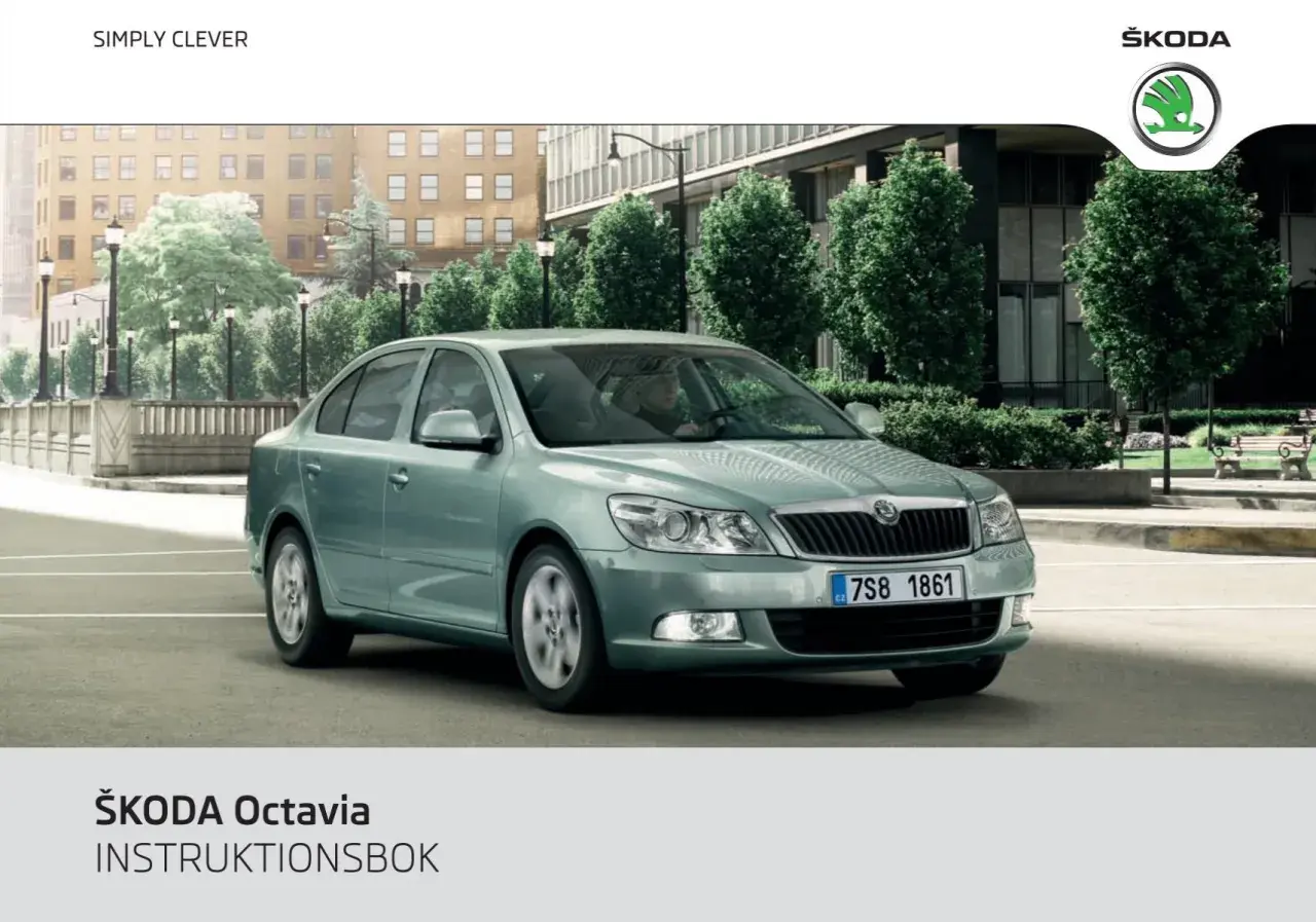 En ljusgrön Skoda Octavia parkerad på en stadsgata. Instruktionsbok för Skoda Octavia, som täcker serviceintervall.