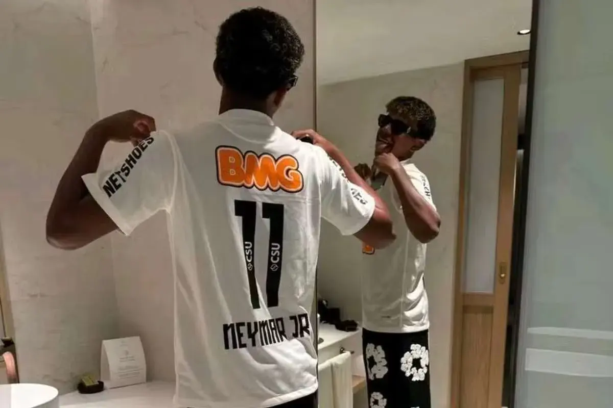 Neymar Jr., najdroższy piłkarz świata, przymierza nową koszulkę z numerem 11.