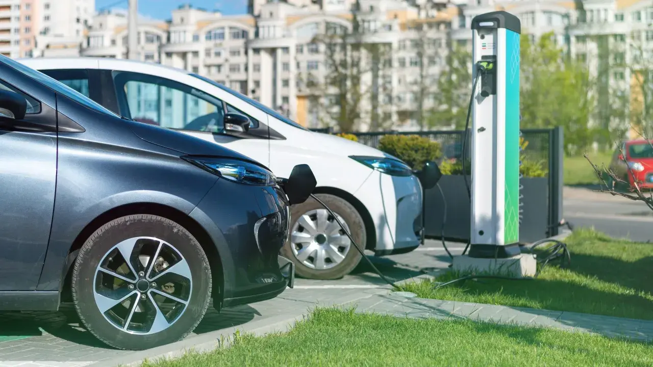Due auto elettriche in carica, un esempio di come la normativa parcheggi auto elettriche favorisce la mobilità sostenibile.