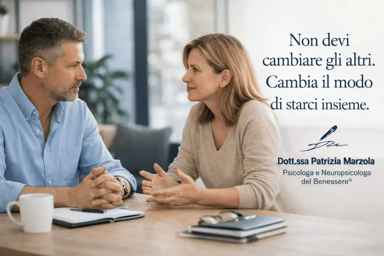 Coppia in colloquio, lei parla con le mani, lui ascolta. "Non devi cambiare gli altri. Cambia il modo di starci insieme.