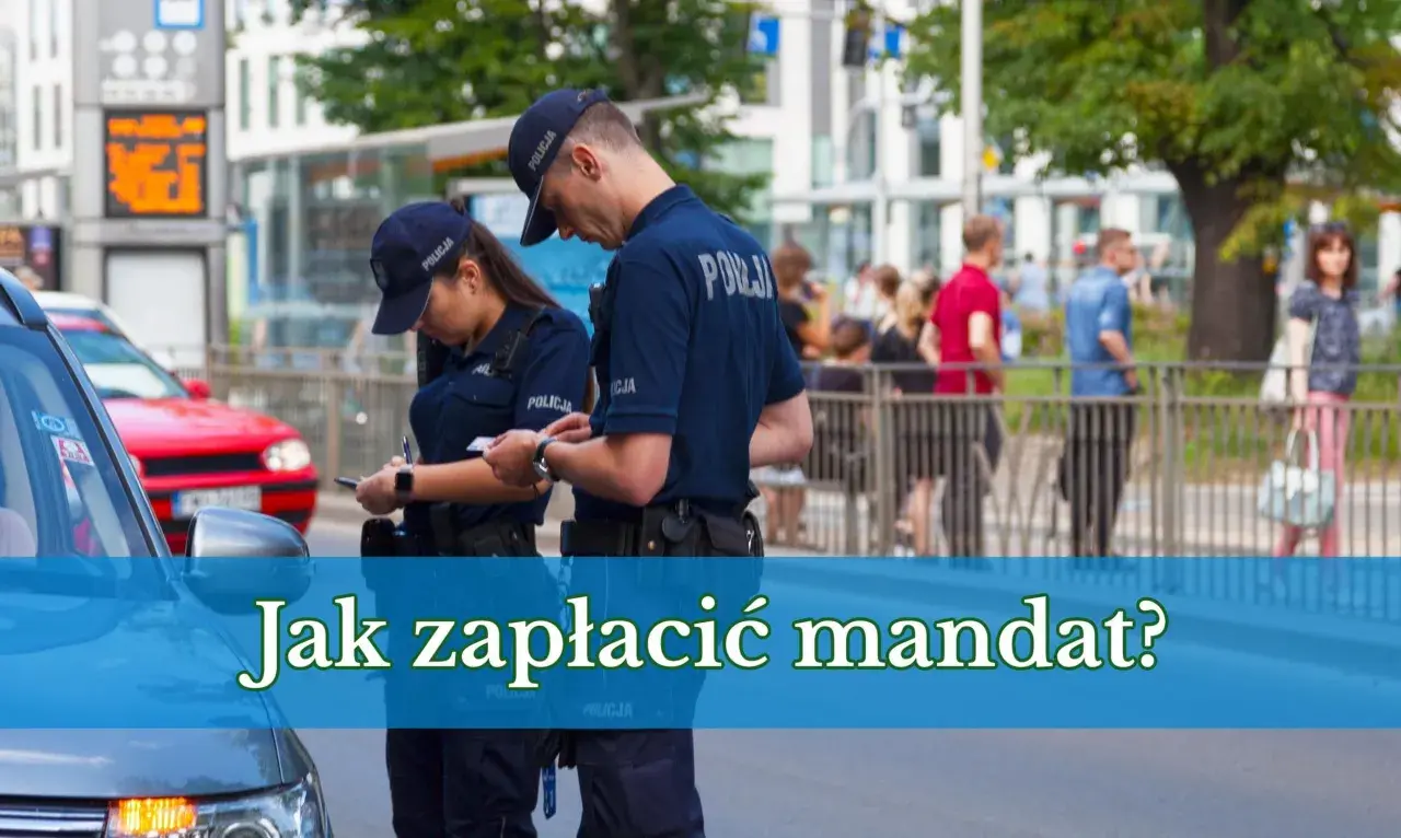 Dwóch policjantów w mundurach rozmawia, jeden spisuje coś na kartce. Pytanie "Jak zapłacić mandat?" pojawia się na niebieskim tle.
