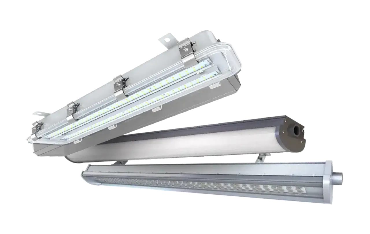 Trois luminaires LED robustes, dont un avec un couvercle transparent, montrant un tableau des IP.