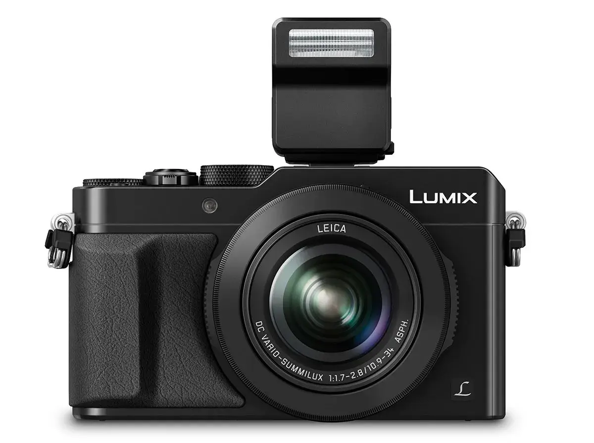 Czarny aparat Panasonic Lumix LX100 III z wysuwanym fleszem i obiektywem Leica.