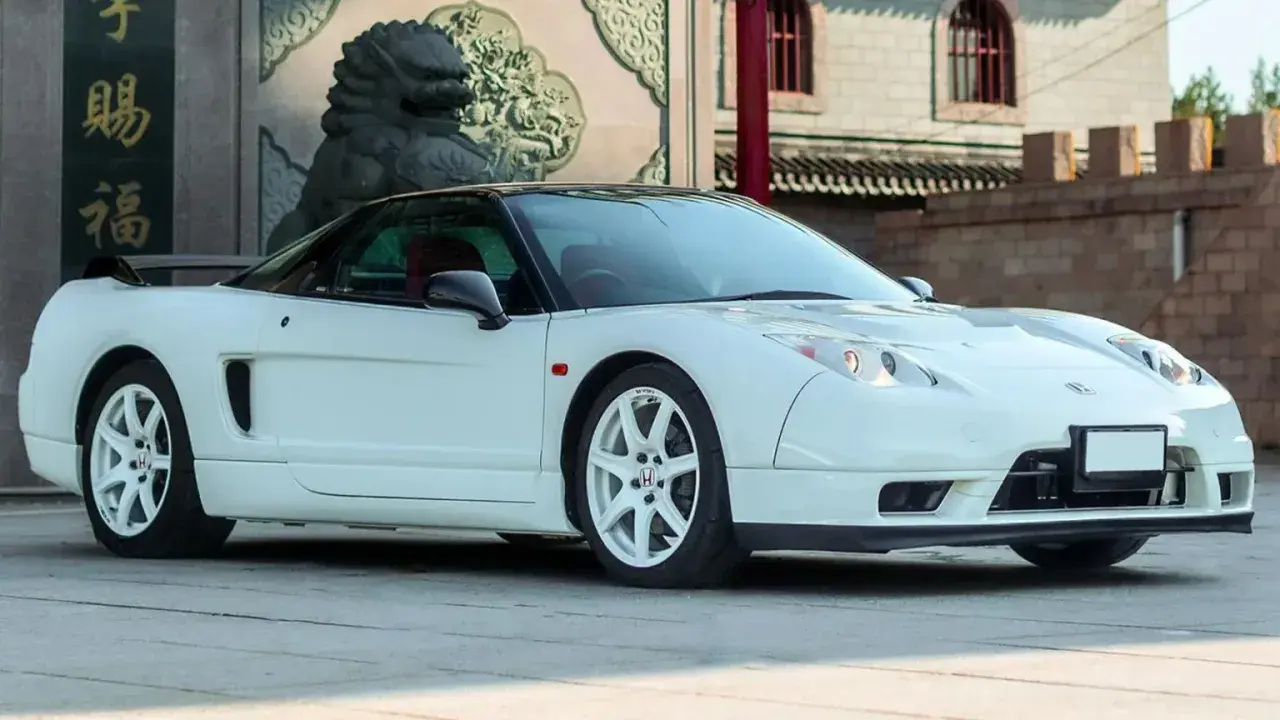 Vit Honda NSX till salu, en ikonisk sportbil med en tidlös design. Denna pärla väntar på sin nästa ägare.