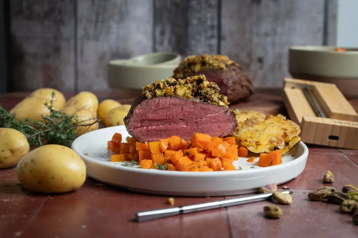 Perfekt gegartes Steak im Backofen, serviert mit karamellisierten Karotten und knusprigen Kartoffeln. Ein Festmahl!