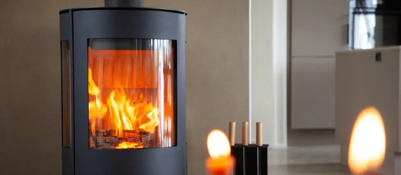 Moderner Kaminofen mit sichtbarem Feuer, erfüllt die BIMSCHV Stufe 2 Anforderungen für saubere Verbrennung.