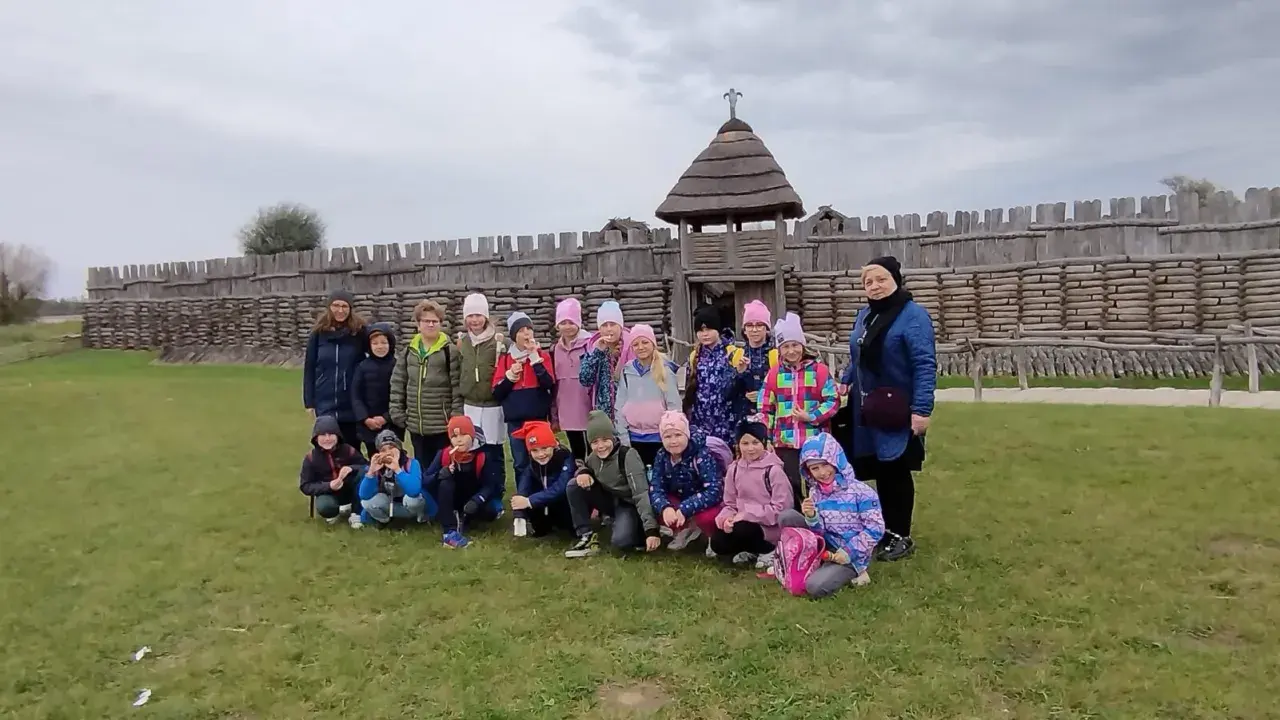 Dzieci zwiedzają gród w Biskupinie. Wspaniałe atrakcje dla dzieci czekają na odkrycie w tym historycznym miejscu.