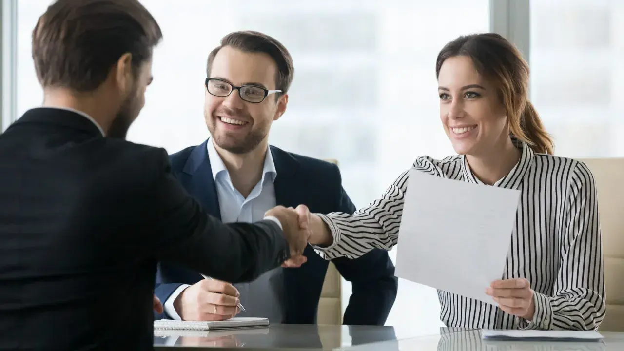 Un hr officer cosa fa? Gestisce colloqui e firma contratti, creando un ambiente di lavoro positivo.