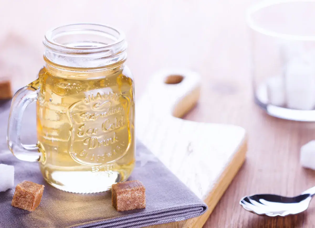 Słodki syrop cukrowy w słoiku, obok kostki cukru. Idealny do drinków, prosty przepis.