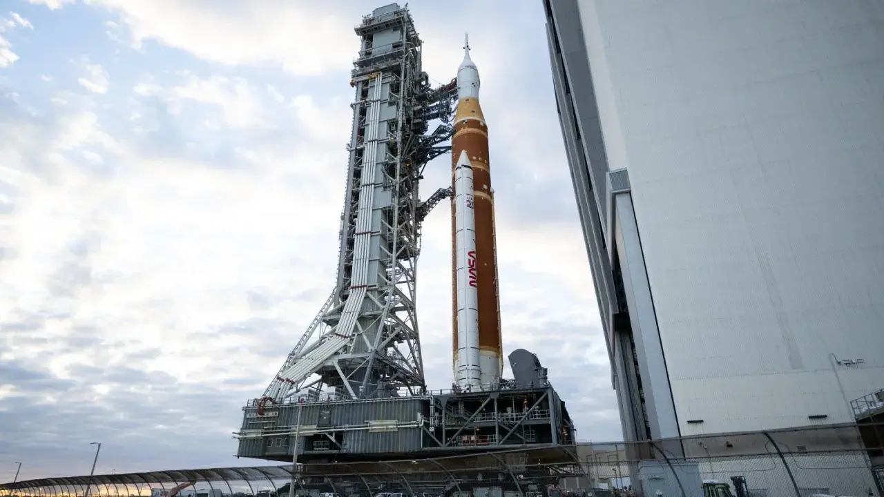 Ogromna rakieta SLS NASA stoi na platformie startowej, gotowa do podróży na Księżyc.