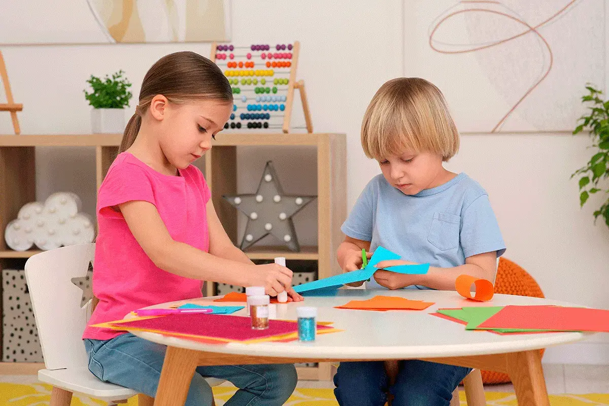 Niños recortando y pegando, creando arte con dibujos para recortar y pegar para imprimir.