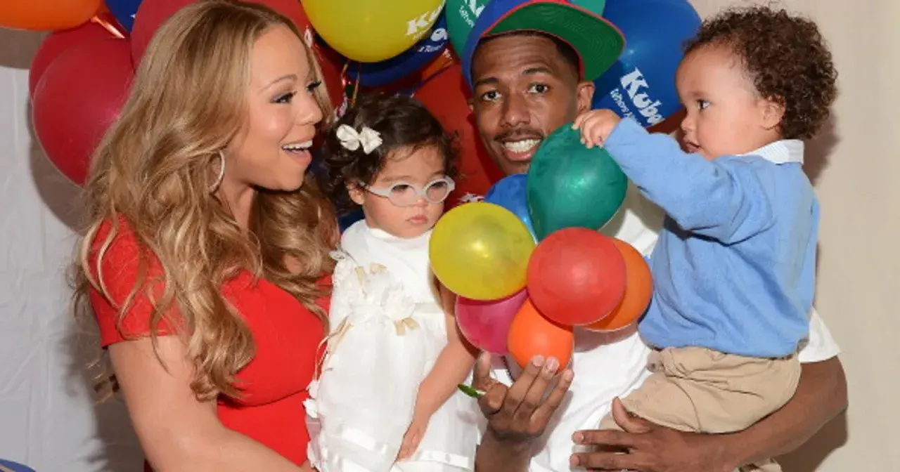 Mariah Carey z dziećmi, Monroe i Moroccanem, świętuje w otoczeniu kolorowych balonów.
