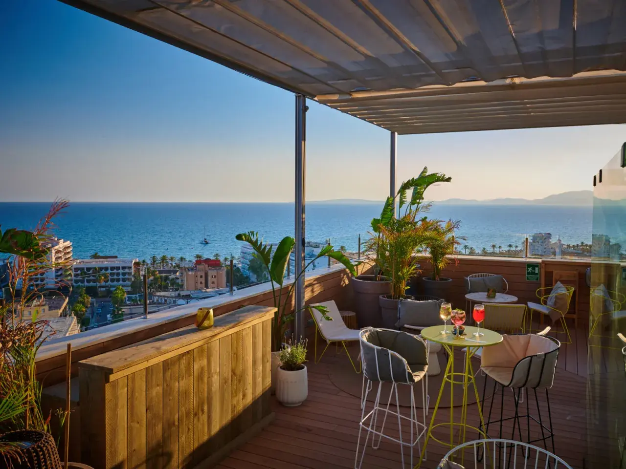Entspannter Abend auf einer Dachterrasse mit Meerblick, ideal für einen Drink im pabisa bali.