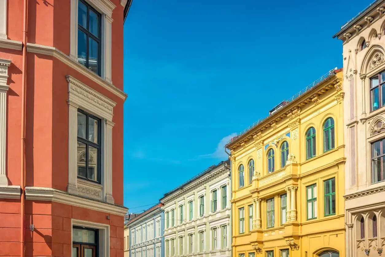 Kolorowe kamienice w Oslo, idealne na spacer przed rejsem promem do Oslo. Jasne słońce i błękitne niebo.