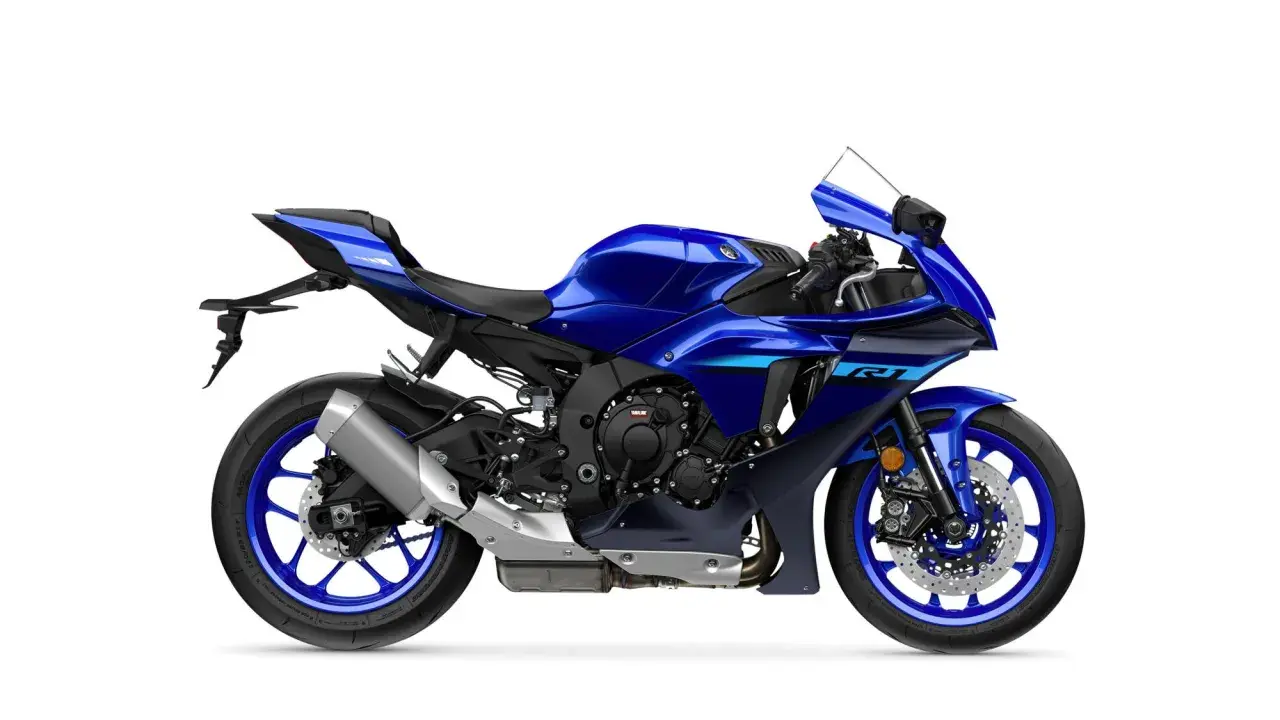 Niebieski motocykl sportowy Yamaha R1 2015 z ostrymi liniami i agresywnym wyglądem, gotowy na tor.