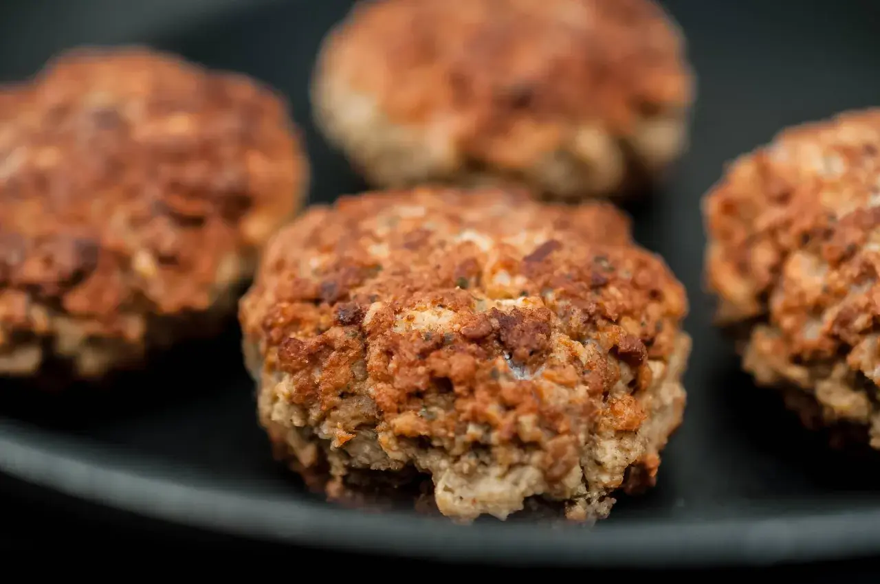 Gebratene Hackfleisch-Patties auf einem Teller. Wie lange ist hackfleisch gebraten haltbar?