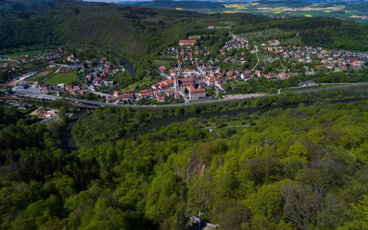 Malownicze Bardo z rzeką i lasami, idealne miejsce na odkrywanie atrakcji.