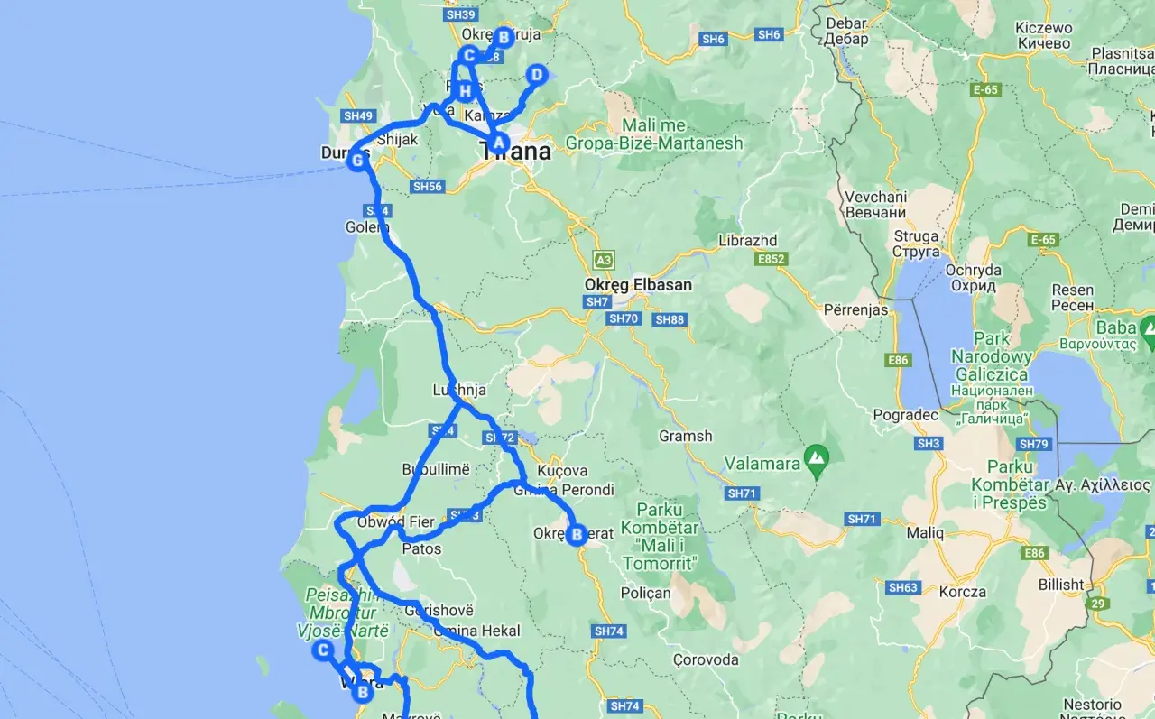 Trasa kamperem po Albanii: od Durrës przez Tiranę, Elbasan, Berat, aż po Pogradec nad jeziorem Ochrydzkim.
