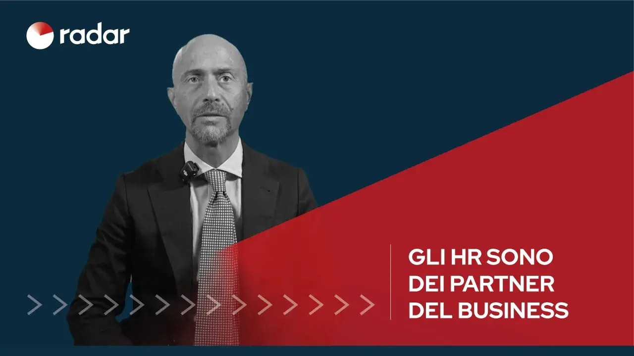 Uomo con barba, in giacca e cravatta, con logo "radar". Il testo recita "GLI HR SONO DEI PARTNER DEL BUSINESS". Potrebbe essere un direttore del personale.