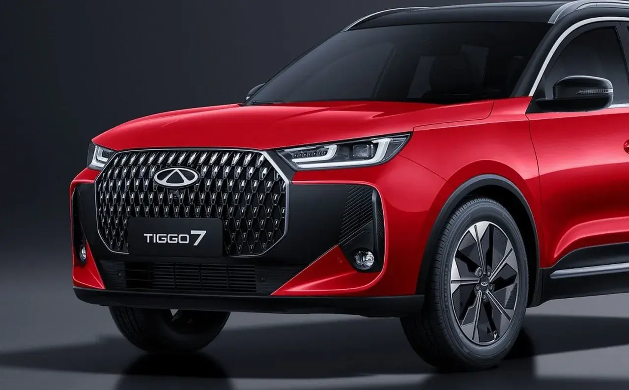 Czerwone auto Chery Tiggo 7 z czarnym dachem i felgami, prezentujące nowoczesny design i charakterystyczny grill.