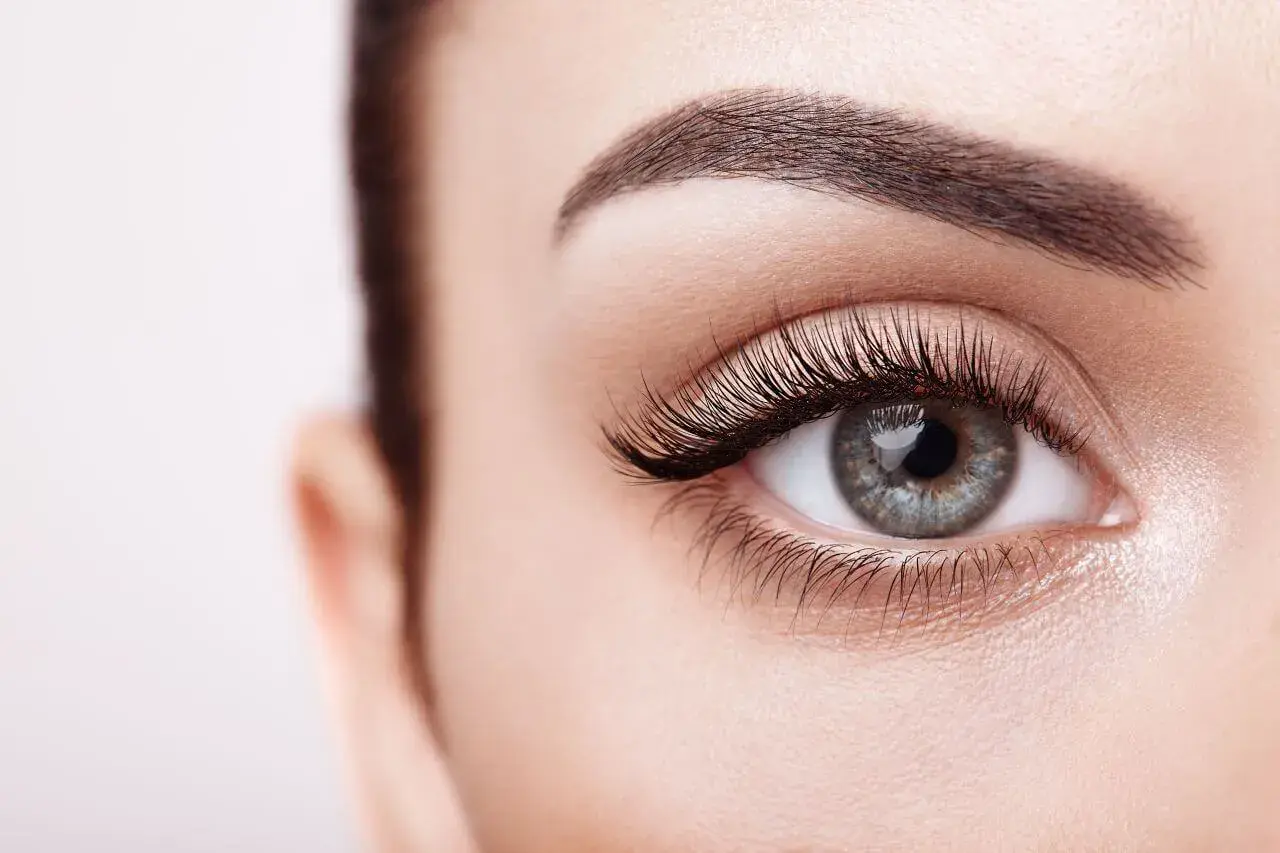 Stylizacja rzęs 1 do 1: Jak uzyskać naturalny efekt bez obciążenia