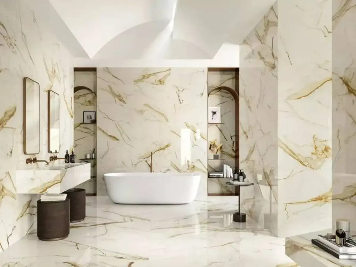 Bagno lussuoso con pavimento lucido effetto marmo. Pro: eleganza. Contro: scivolosità.