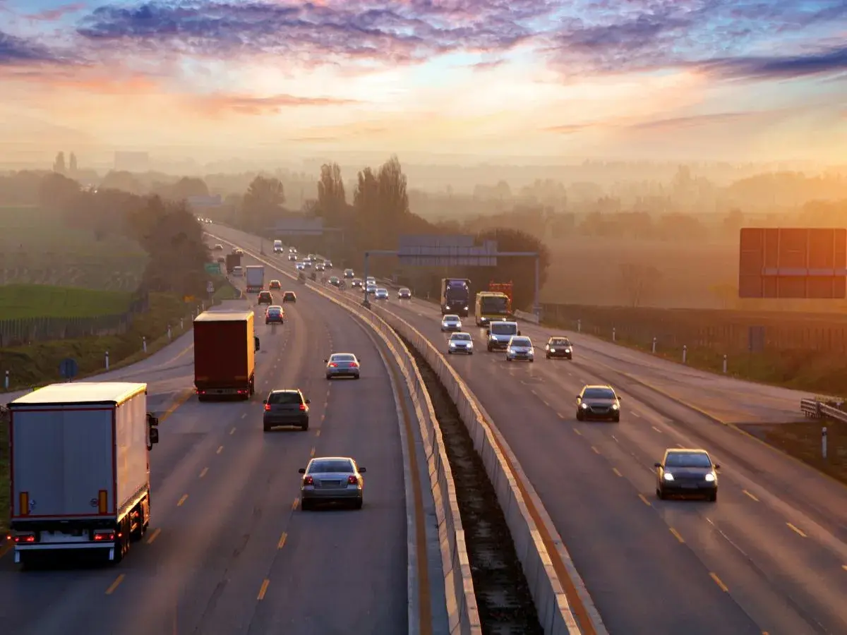 Autostrada w Niemczech o zachodzie słońca. Uważaj na prędkość, by uniknąć mandatów w Niemczech.