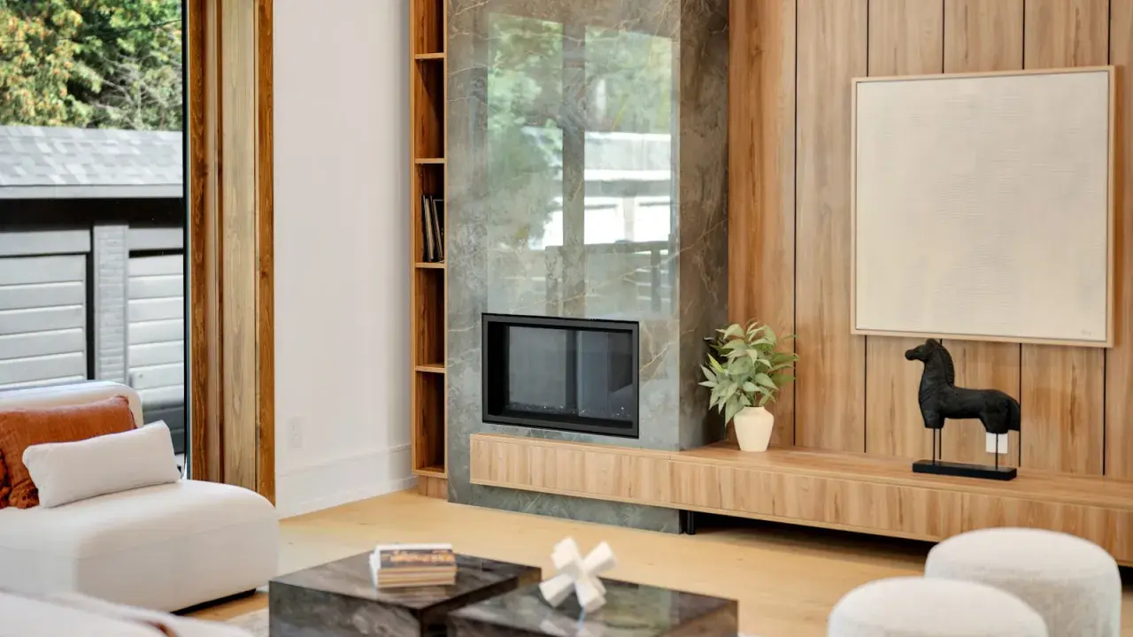 Ein modernes Wohnzimmer mit Kamin, Holzakzenten und Kunst. Weniger ist mehr: Minimalismus in Perfektion.