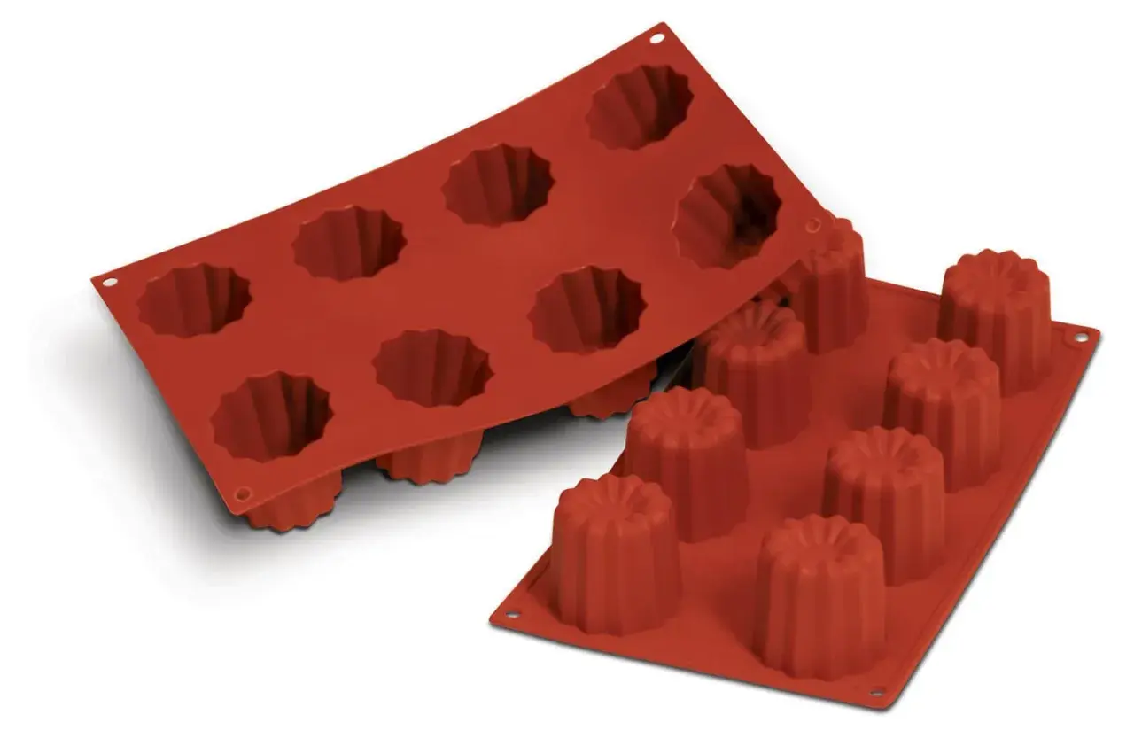 Deux moules en silicone rouge pour cannelés, prêts pour votre prochaine recette.