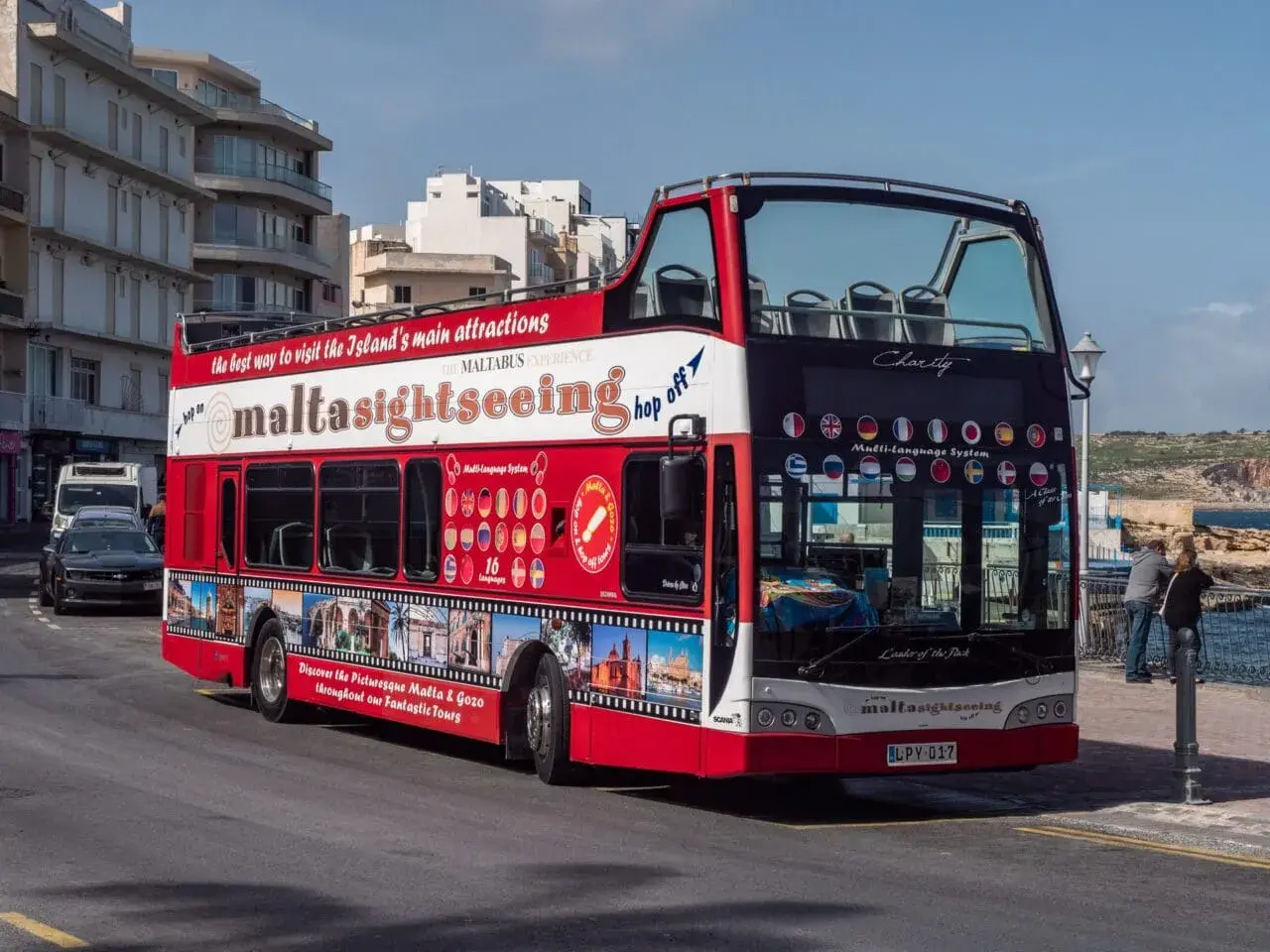Czerwony piętrowy autobus turystyczny "maltasightseeing" na Malcie, oferujący zwiedzanie wyspy.