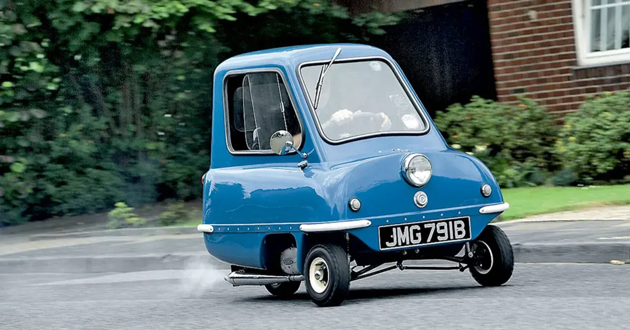 Niebieski Peel P50, najmniejszy samochód świata, w ruchu. Zastanawiasz się nad peel p50 cena?